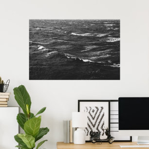 Schwarz-Weiß-Foto eines stürmischen Meeres Poster