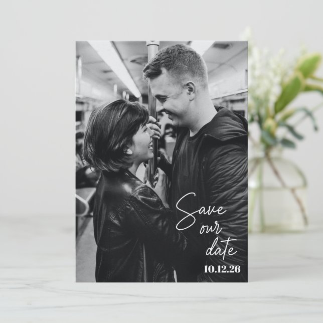 Schwarz-Weiß-Foto Trendy Script Moderne Hochzeit Save The Date (Stehend Vorderseite)