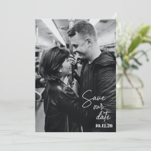 Schwarz-Weiß-Foto Trendy Script Moderne Hochzeit Save The Date