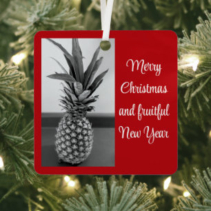 Schwarz-Weiß-Foto von Ananas Weihnachten Rot Ornament Aus Metall