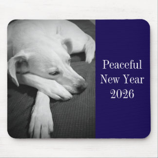 Schwarz-Weiß-Foto von einem Hund, der Neujahr schl Mousepad