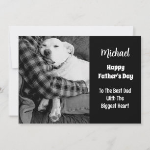 Schwarz-Weiß-Foto von einem Hund, der sich an den Feiertagskarte