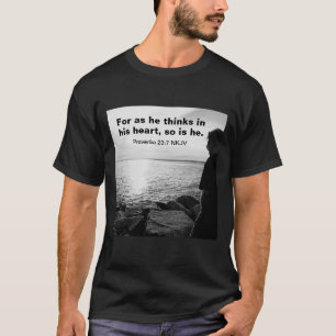Schwarz-Weiß-Foto von Sea and Man Bible Verse T-Shirt