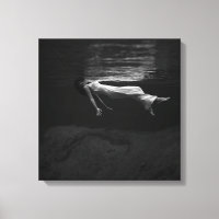 Schwarz-Weiß-Frau auf dem Wasserfoto