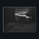 Schwarz-Weiß-Frau auf dem Wasserfoto Postkarte<br><div class="desc">Ein Foto von einer Frau aus dem Jahr 1947 mit einem langen,  im Wasser schwimmenden Kleid.</div>