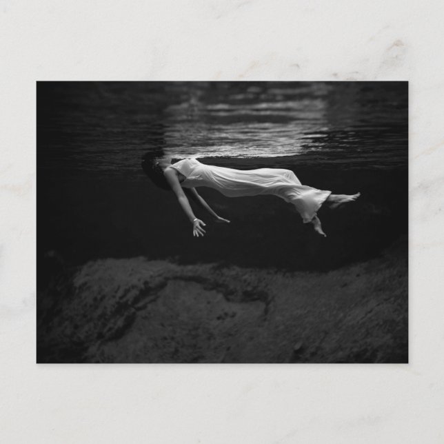 Schwarz-Weiß-Frau auf dem Wasserfoto Postkarte (Vorderseite)