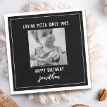 Schwarz-Weiß-Funny-Birthday-Foto Napkins Serviette<br><div class="desc">Schwarz-Weiß Funny Birthday Custom Foto Napkins Personalisiert | Glückliche 40. 50. 60. 70. 80. Geburtstagsparty Custom Napkins mit Foto | Personalisieren Sie diese Servietten mit eigenem Text. Sie können auch die Hintergrundfarbe ändern.</div>