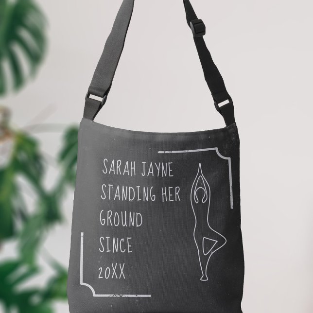 Schwarz-Weiß Funny Funny Yoga Pose Kontur Chalkboa Tragetaschen Mit Langen Trägern (Add your name & how long you've been standing your own ground to this black and white crossbody bag)