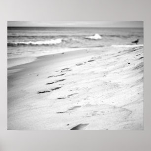 Schwarz-Weiß-Fußabdrücke im Beach Sand 16x20 Poster