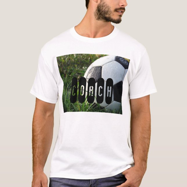 Schwarz-Weiß-Fußball im Gras-T - Shirt (Vorderseite)