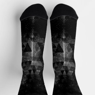 Schwarz-weiß geometrisch funkelndes Universum abst Socken
