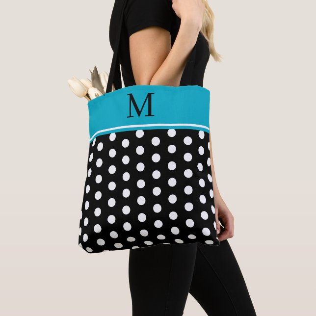 Schwarz-Weiß gepunktet mit azurblauem Monogramm (Von Nahem)