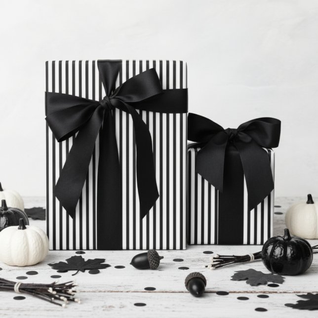 Schwarz-weiß gestreifte Halloween-Verpackung Geschenkpapier (Modern & Classic Black and White Striped Wrapping Paper. Trendy Black & White Chic Stripes Pattern)