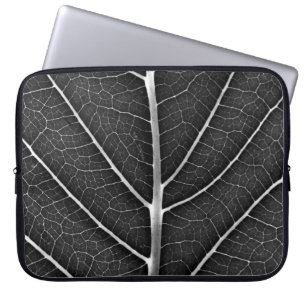 Schwarz-weiß glühendes Blatt Nahaufnahme Laptopschutzhülle