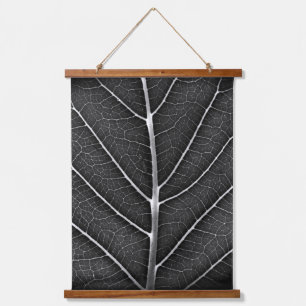 Schwarz-weiß glühendes Blatt Nahaufnahme Wandteppich Mit Holzrahmen