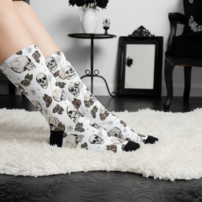 Schwarz-Weiß-Gothic-Skulls und -Rose, Blütenblätte Socken (Black and White Gothic Chic Halloween Socks. Floral Skull Pattern with Hand Drawn Skulls and Roses)