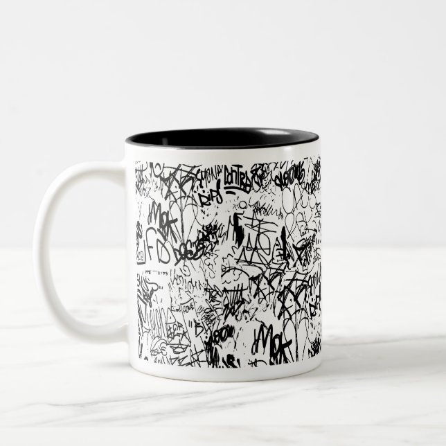 Schwarz-Weiß-Graffiti-Abstrakt-Collage Zweifarbige Tasse (Links)