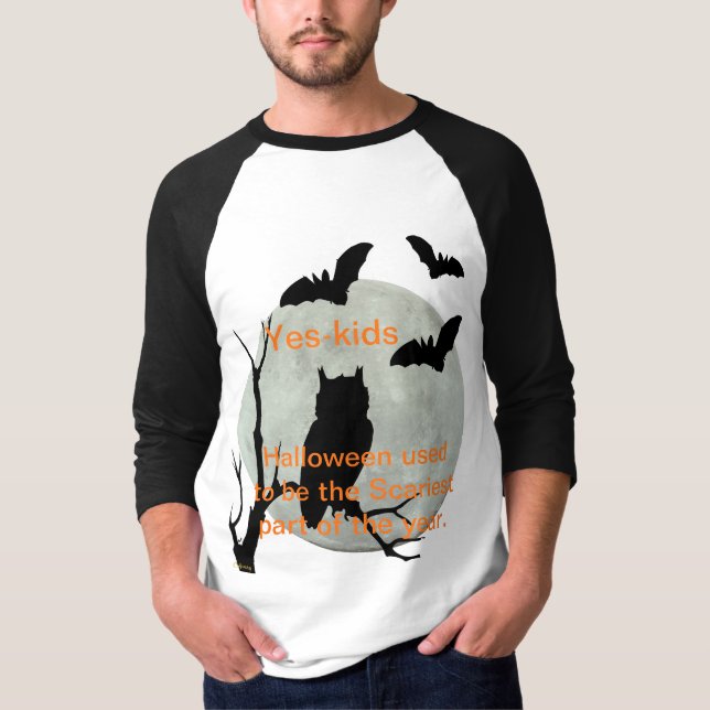 Schwarz-Weiß-Halloween-Häuschen und -Fledermäuse T-Shirt (Vorderseite)