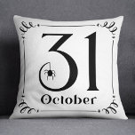 Schwarz-Weiß-Halloween-Typografie am 31. Oktober Kissen<br><div class="desc">Feiern Sie Halloween mit diesem "31. Oktober" Kissen mit schlichten dekorativen schwarzen Schriften,  einem spukhaften Spinnenakzent,  einer Stern-Ränder auf weißem Hintergrund.</div>