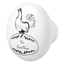 Schwarz-Weiß-Hen auf einem Monogramm-Ei