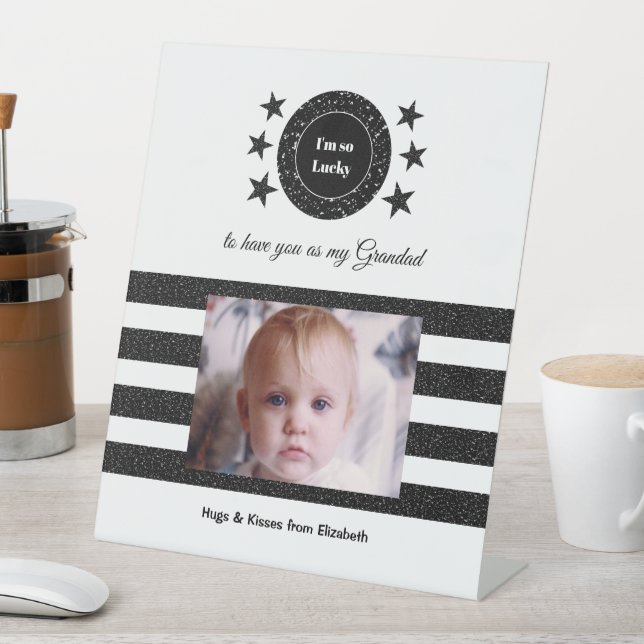 Schwarz-Weiß Ich bin so glücklich, Grandad-Fotos Sockelschild (In Situ)