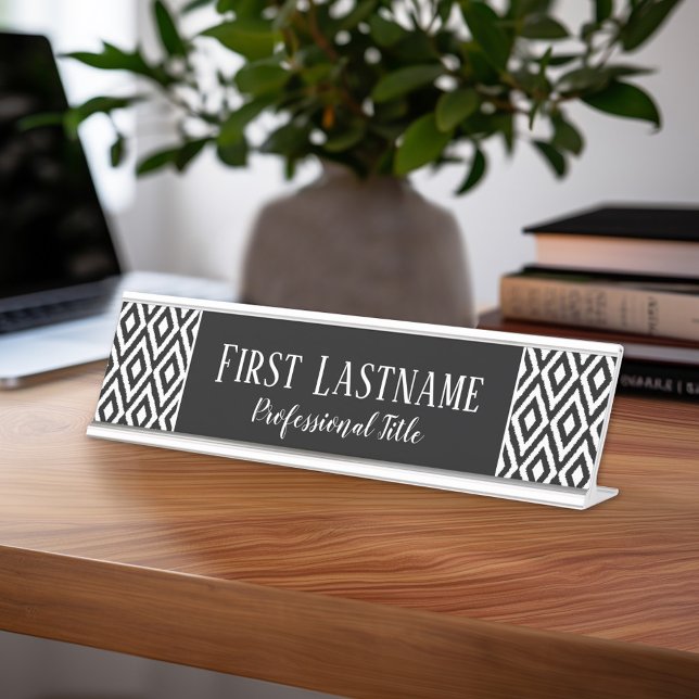 Schwarz-Weiß-Ikat-Muster mit Skriptnamen Schreibtischnamensplakette (Personalized Desk Sign with Name and Title - Custom Executive Name Plate)