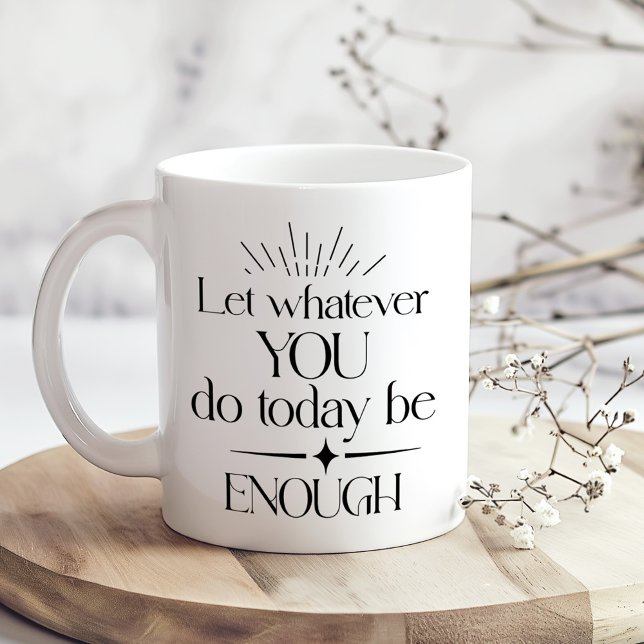 Schwarz-Weiß-inspirierendes Zitat Zweifarbige Tasse (Black and White Inspirational Quote Two-Tone Coffee Mug on a sunny boho wooden table.)