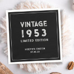Schwarz-Weiß-Jahrgang 1953 70. Geburtstag Serviette<br><div class="desc">Vintages Schwarz-Weiß-Jahr 1953 40. 50. 60. 70. Geburtstag Napkins Personalisiert | Glücklich 40. 50. 60. 70. 80. Geburtstag Napkins | Personalisieren Sie diese Servietten mit eigenem Text. Sie können auch die Hintergrundfarbe ändern.</div>