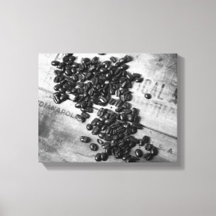 Schwarz-Weiß-Kaffeebohnen auf einer alten Kiste 11 Leinwanddruck