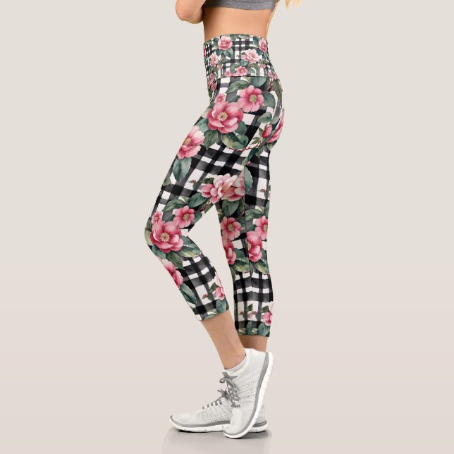 Schwarz-Weiß-Kariert mit grün-rosa Kamelien Capri Leggings (Links)