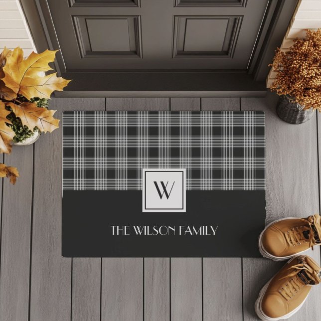 Schwarz-Weiß-Karo-Monogramm Fußmatte (Black And White Plaid Monogram Doormat)