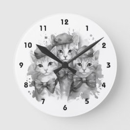 Schwarz-Weiß-Kätzchen mit Bogen und Hüten Runde Wanduhr