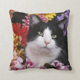Schwarz-Weiß-Katze auf Blume Kissen