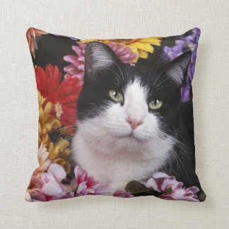 Schwarz-Weiß-Katze auf Blume Kissen