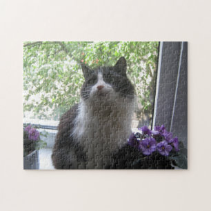 Schwarz-Weiß-Katze und Blume. Puzzle