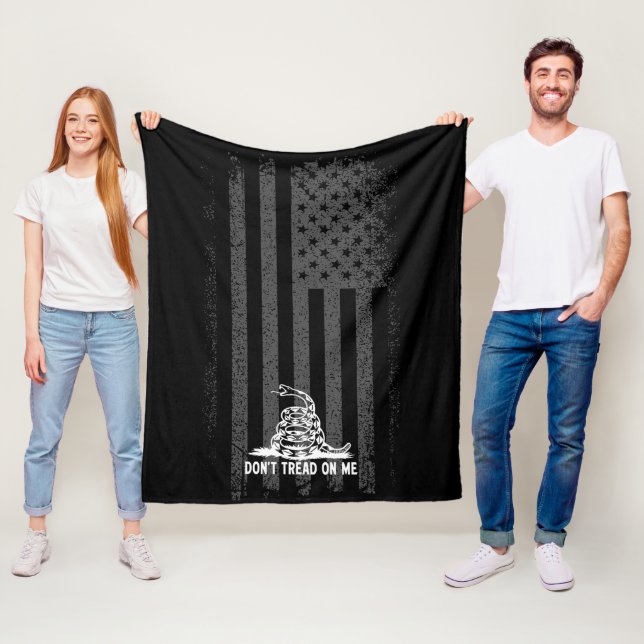 Schwarz & Weiß: Keine amerikanische Flagge Fleecedecke (Beispiel)