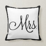 Schwarz-Weiß-Kissen "Mrs.", hinten personalisiert Kissen<br><div class="desc">Fügen Sie dem schwarz-weißen "Mrs." dekorativen Kissen die Namen der Paare und das Hochzeitstag hinzu. Die Koordination des Kissens "Mr." findet sich hier:</div>