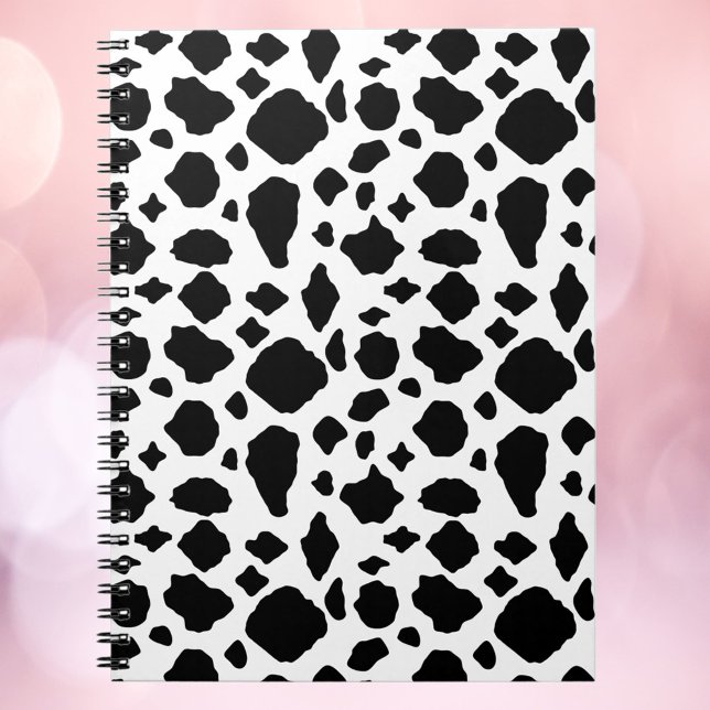 Schwarz-Weiß-Kuh-Druckmuster Notizblock (A notebook with a black and white cow pattern)