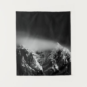 Schwarz-Weiß-Lange Exposition von Wolken über dem Wandteppich