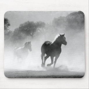 Schwarz-Weiß-Laufpferde-Foto-Kunstwerk Mousepad