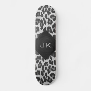 Schwarz-Weiß-Leopard-Printwerbung für Monogramm Skateboard