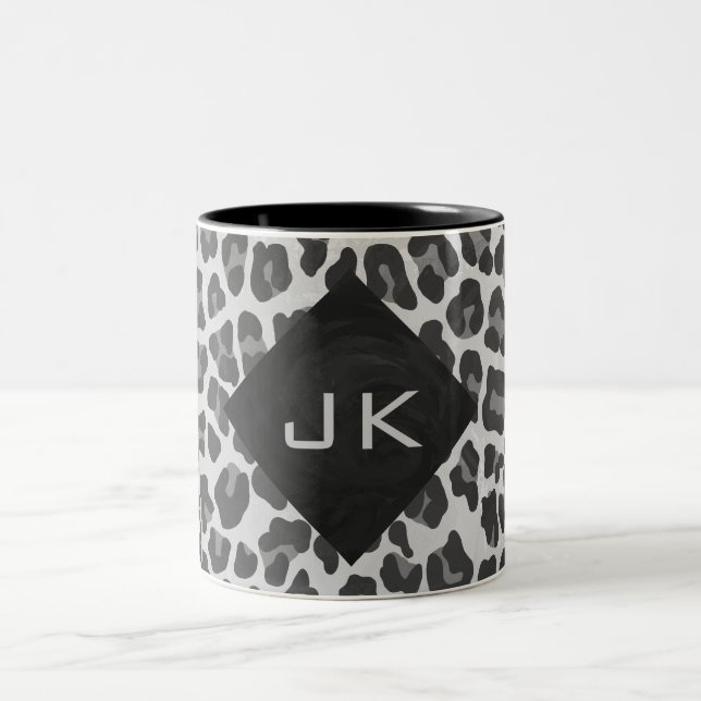 Schwarz-Weiß-Leopard-Printwerbung für Monogramm Zweifarbige Tasse (Mittel)