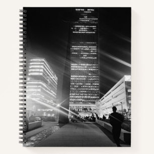 Schwarz-Weiß-Leuchten-Notebook mit Uni Notizbuch