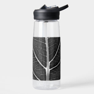 Schwarz-weiß leuchtendes Blatt Nahaufnahme Trinkflasche