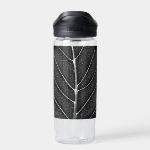 Schwarz-weiß leuchtendes Blatt Nahaufnahme Trinkflasche