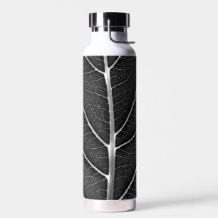 Schwarz-weiß leuchtendes Blatt Nahaufnahme Trinkflasche
