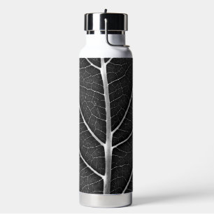 Schwarz-weiß leuchtendes Blatt Nahaufnahme Trinkflasche