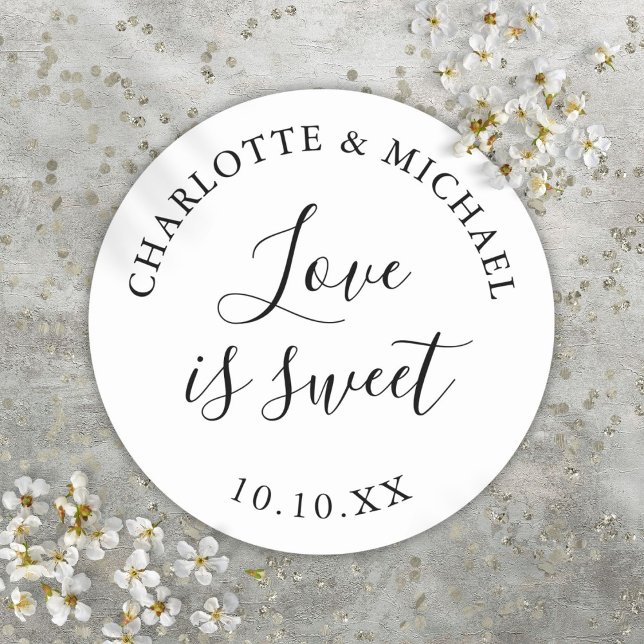 Schwarz-Weiß-Liebe ist süße Gastgeschenk Hochzeit Runder Aufkleber (Love Is Sweet Black And White Wedding Favor Classic Round Sticker)