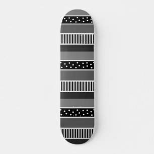 Schwarz-Weiß-Linien und Polka Dot Abstrakt Skateboard