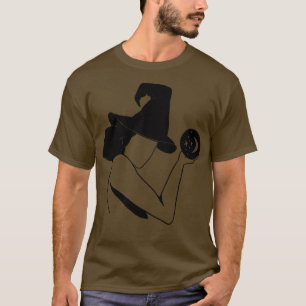 Schwarz-Weiß-Mädchen in einem Hexenhut mit einem B T-Shirt